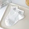 Meias femininas personalizadas bordadas com carinhas sorridentes, meias brancas casuais, respiráveis ​​e confortáveis, ideais para estudantes e esportes. Fabricante de meias.