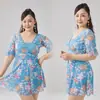 Traje de baño de una pieza talla grande para mujer 2026 Nuevo estilo Cuello en V Estampado que disimula la barriga Adelgazante Estilo falda Conservador Manga corta Traje de baño para aguas termales