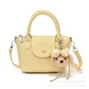 Bolso tipo cubo para el día a día en color crema para mujer 2026 Modelo Nuevo Bolso de un solo hombro cruzado Superficie suave Color sólido Moderno Sensación de alta gama