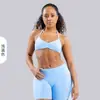 Sujetador deportivo cruzado de nailon mate de alta elasticidad con cuello halter, espalda descubierta fruncida para mujer, sujetadores deportivos al por mayor