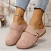 Mules Casuais Planas Fechadas para Mulheres Tamanho Grande 2026 Novo Modelo Cor Sólida Salto Anabela Fivela de Metal Sandálias de Praia