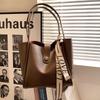 Bolso grande para mujer para ir al trabajo Verano 2024 Bolso tote simple versátil Bolso de hombro de moda nicho 8006