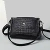 Bolsa feminina Nova 2023 bolsa de ombro transversal moda padrão crocodilo bolsa quadrada pequena bolsa de mãe Europa e Estados Unidos uma geração de cabelo