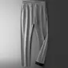 Nueva colección Primavera/Otoño 2026: pantalones rectos, holgados y elegantes para hombre, versátiles tanto para looks casuales como deportivos