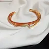 Pulseira Aberta de Couro Plissado Geometricamente Torcido Estampada de Leopardo Moda Transfronteiriça Pulseira Retrô Pulseira de Alto Padrão Europeia e Americana para Mulheres