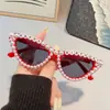Nuevo modelo transfronterizo de gafas de sol de alta gama con letras adornadas con perlas, protección UV, gafas de sol retro triangulares tipo ojo de gato para mujer