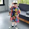 0426 Conjunto de Roupa de Verão para Meninos, Roupas Estilo Academia, Novo Modelo de Verão 2026, Conjunto de Duas Peças com Camisa de Manga Curta e Shorts para Crianças