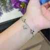 Pulseira Retro Francesa de Trevo da Sorte e Abelha com Design Elegante de Flores Múltiplas de Alta Qualidade e Pulseira de Ajuste