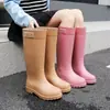 Botas de chuva confortáveis, de corte baixo e impermeáveis, botas de cano alto com sola grossa para uso ao ar livre, botas femininas forradas com fleece, botas de chuva duráveis e antiderrapantes