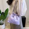 Bolso de cadena Lingge para mujer, nuevo diseño de nicho, bolso de hombro de verano de alta gama, popular en Internet, bolso de cubo, 2023