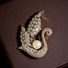 Broche de cisne de alta gama para mujer, elegante ramillete de perlas de lujo, nuevo nicho, alfiler de alta gama, accesorios para trajes