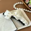 Pinza para el pelo con lazo de satén brillante coreano con un ambiente dulce y elegante, textura pequeña estilo Chanel, accesorio con cuerpo para la parte trasera de la cabeza.