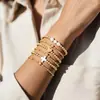 Amazon Juego de Pulseras de Cuentas de 26 Letras Multi-Piezas Chapadas en Cobre y Oro, de Moda y Únicas, Pulseras Apilables para Mujer
