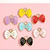 Dulce Caricatura Multicolor Mariposa Combinada con Accesorios de Gota de Aceite Dorada, Pulsera Corazón Femenino, Aretes, Collar, Llavero, Colgante