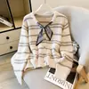 Cardigan de Tricô Listrado com Gola V Popular Novo Outono 2026 para Mulheres, Solto e Emagrecimento, com Cachecol e Mangas Longas