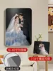 Servicios de impresión de fotos, enmarcado y montaje en pared, incluyendo ampliaciones de fotos de boda de cristal coreano, álbumes de fotos y expositores de mesa personalizados.