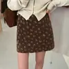 Mini Falda de Pana Floral Ajustada al Cuerpo para Mujer Otoño/Invierno 2026, de Cintura Alta, Casual Línea A, Versátil, Elegante, Falda Media