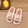 Nuevas pantuflas de algodón lindas de punta abierta para mujer, adecuadas para usar en casa y al aire libre, pantuflas tipo slip-on peludas, 2026 planas de dibujos animados con suela suave