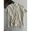 Camiseta de veludo nuvem estilo outono com textura escovada e design de botões pequenos, versão coreana, modelagem que afina a silhueta e versátil, gola redonda, ombro regular, manga curta para mulheres