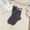 Meias Doces Brancas e Cinzas Novas para Outono e Inverno para Mulheres, Meias Slouch Estilo Coreano com Etiqueta de Tecido de Concha, Meias de Meia-Perna com Costura Dupla