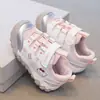 Zapatillas Deportivas de Malla para Niñas Otoño Nuevo Estilo Dibujos Animados Gato KT Velcro Transpirables Antideslizantes Zapatos para Niños Zapatos Tipo Papá para Niños
