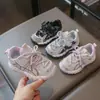 Otoño 2026 Nuevo Estilo Coreano Modernos y Versátiles Zapatos Deportivos de Malla Suave Antideslizantes con Velcro para Niños y Niñas