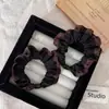 Nova coleção de outono: scrunchies retrô e únicos com estampa de leopardo, acabamento franzido em tecido, elásticos de cabelo doces e descolados, acessórios de cabelo e adornos para a cabeça