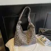 Bolsa de ombro feminina estilo retrô americano com estampa de leopardo transfronteiriça, bolsa de mão casual de nicho, bolsa tote grande para o dia a dia