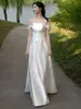 Vestido de Novia Ligero de Satén con un Diseño Sencillo de Hombros Caídos, Ofreciendo una Sensación Única y de Alta Gama Estilo Coreano, Corte Ajustado, Favorecedor para Sesiones de Fotos de Viaje al Aire Libre, y Adecuado para Salir