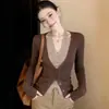 Suéter cárdigan de punto con cuello halter y cuello en V, estilo de dos piezas falso, moda de primavera 2026 para mujer, estilo popular nuevo, top de capa base