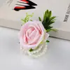 Elegante conjunto de lapela e flor de pulso rosa claro para casamentos, noivo, padrinhos, noiva e damas de honra com flores de pulso de pérola