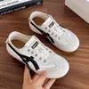 Zapatos casuales de moda versátiles de suela blanda sin cordones, nuevos de verano, de caña baja, planos, retro, para mujer, zapatos ligeros de exterior de un solo color