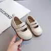 Sapatos esportivos de couro para meninas, mocassins rasos estilo coreano para meninas, novo modelo outono 2026, sapatos casuais da moda para crianças mais velhas