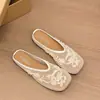 Chinelos Femininos de Malha com Estilo Chinês, Versáteis e Respiráveis, Novidade Verão 2026 com Design de Pedrarias, Bico Fechado, Chinelos Planos Bordados Semi-Elegantes