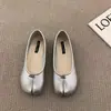 2026 ano um passo tamanho grande bico dividido dedo do pé pata de porco sola rasa sapatos de feijão sapatos de barco femininos vermelho confortáveis para combinar com saias