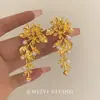 2026 Pendientes de Metal con Flor y Perla Estilo Francés Más Vendidos, Diseño de Nicho de Lujo Ligero de Gama Alta, Pendientes Elegantes y que Adelgazan el Rostro