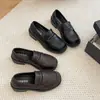 Nueva colección otoño 2026: Mocasines estilo británico con suela ligeramente gruesa, perfectos para un look preppy, disponibles en negro y hechos de piel sintética