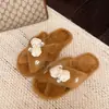 Elegantes chinelos peludos com pérolas e flores para mulheres, novo 2026 para uso doméstico e externo no outono e inverno, chinelos de algodão com tira cruzada