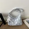 Bolso de hombro estilo coreano con estampado de estrellas de lunares sobre fondo negro y estrellas blancas, hecho de tela de nailon, diseñado con colgantes de estrellas de encaje