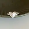 Anillo Nuevo Sencillo de Corazón Mate para Mujer con Diseño de Nicho Plegado Ancho, Lujo Accesible y Anillo Abierto Ajustable de Gama Alta