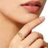 Anillo Dorado de Estilo Europeo y Americano con Diseño de Nicho Texturizado Incrustado de Diamantes, Sensación de Alta Gama, Anillo de Lujo Ligero, Joyería para Mujer al por Mayor
