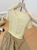 Camiseta de punto hueca amarilla única y hermosa de manga corta para mujer, diseño de verano con un aspecto impresionante, top de seda helada con hombros normales, estilo fino