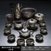 Juego de té de arcilla púrpura con diseño de bambú dorado, que incluye una tetera y tazas de servicio para uso doméstico, con un asa para prevenir quemaduras y asegurar la distribución uniforme del té