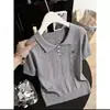 2026 Camiseta Cinza de Manga Curta Mais Vendida para Mulheres, Top de Malha Versátil Slim-Fit com Gola Polo para o Verão