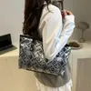 Bolso de Mano Bordado Texturizado Estilo Chino de Gran Capacidad para Viajes Diarios Modelo Nuevo Verano 2025 Bolso de Hombro para el Trabajo Bolso Tote