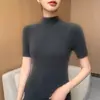 Suéter adelgazante de manga corta con cuello semi-alto para proteger el cuello, versátil para primavera y verano, adecuado para usar en capas o solo, un básico elegante