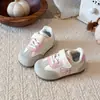 Zapatos de niña Forrest Gump 2026 primavera y otoño nuevos zapatos deportivos para niños, zapatos blancos ligeros para niñas pequeñas, zapatos de entrenamiento para bebés de suela suave