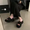 Chinelos de Solado Grosso para Mulheres, Uso Externo de Verão, Sandálias Novas da Moda Populares no Atacado, Sapatos de Praia Femininos de Salto Alto