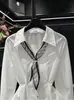 Bufanda de Seda con Diseño Retro Camisa Blanca de Manga Larga Nuevo Estilo Otoño 2026 Top Elegante que Ceñe la Cintura Adelgazante 10287