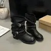 Novas botas Martin femininas 2026 com fivela de couro, estilo motociclista, design em camadas, salto grosso, cano curto, adornadas com rebites, pretas